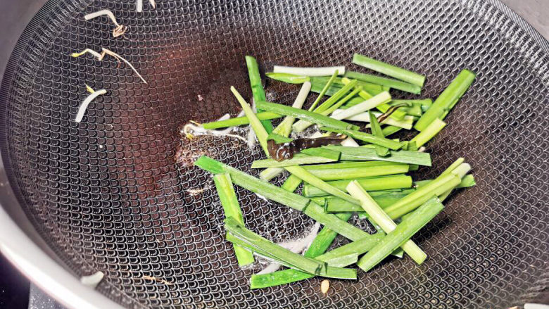 绿豆芽炒韭菜,锅中下少许油爆香韭菜