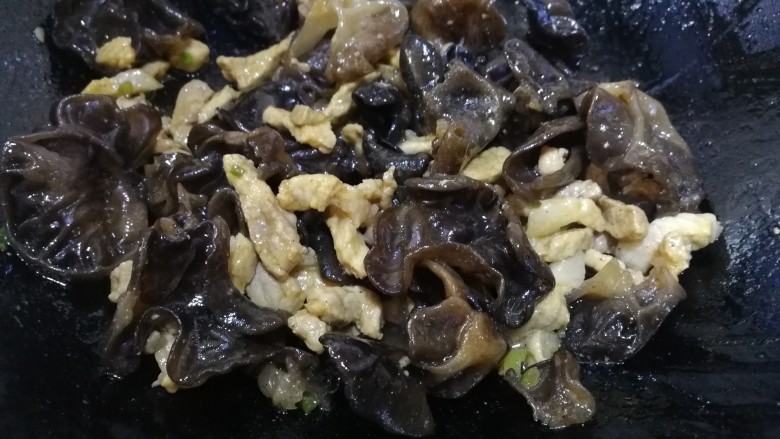 木耳炒肉丝,放入木耳,文火翻炒均匀。