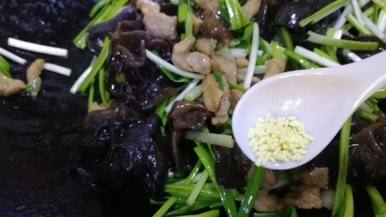 木耳炒肉丝,加<a style='color:red;display:inline-block;' href='/shicai/ 756'>鸡精</a>提鲜,文火炒匀。
