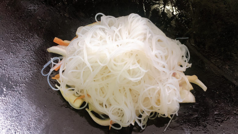 鸡蛋炒粉丝,沥干水分,加入锅中