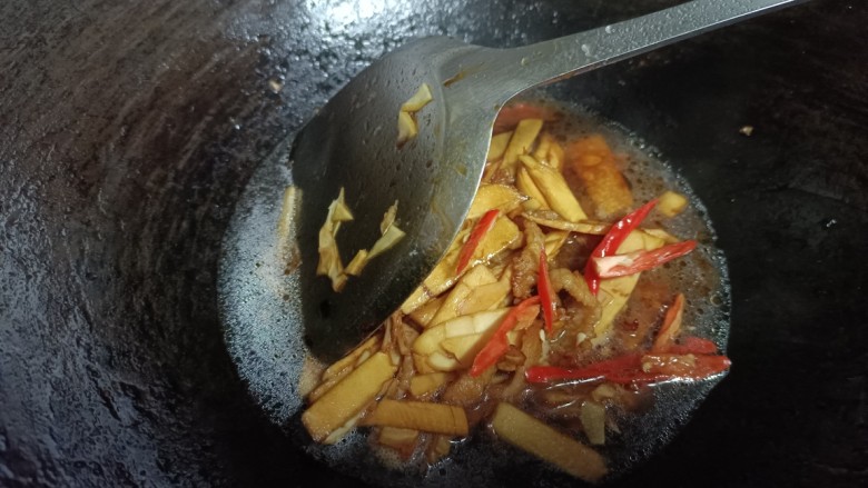油焖冬笋,盐,酱油调味后加入水少许