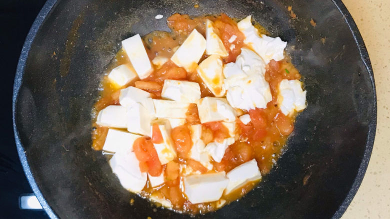 西红柿豆腐汤,翻拌均匀