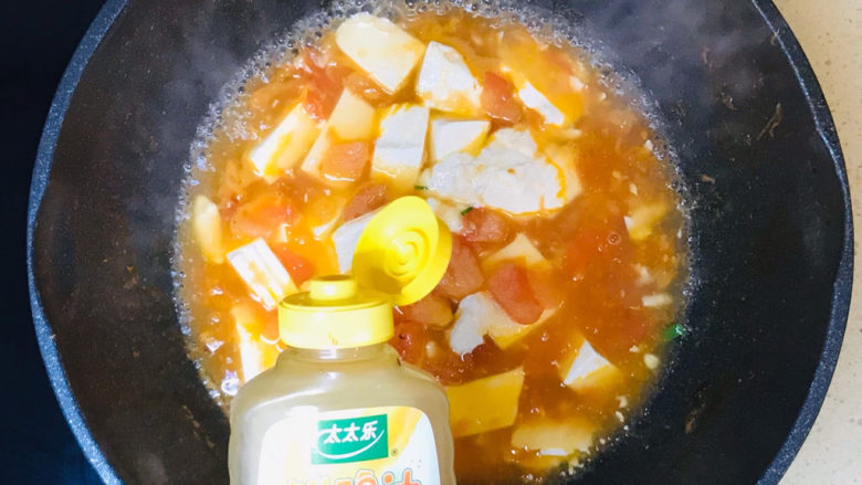 西红柿豆腐汤,挤入鲜鸡汁提鲜,大火煮开