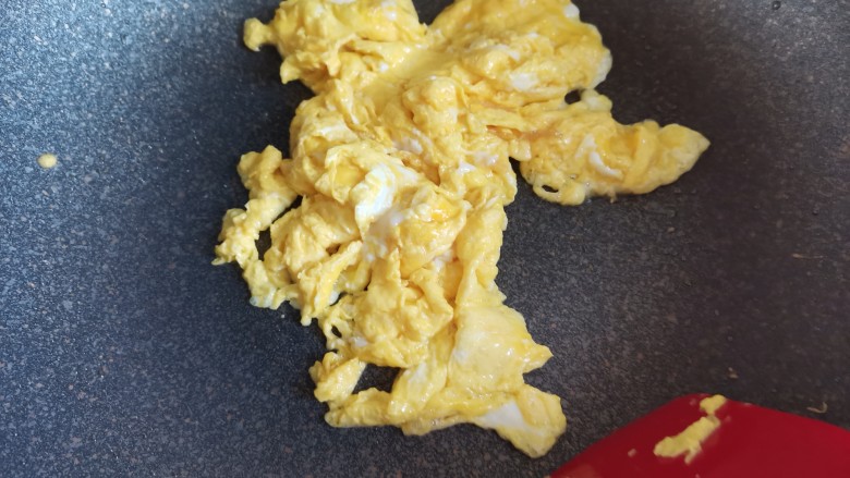 腊肠炒蛋,起锅烧油,倒入鸡蛋液炒散盛出来备用