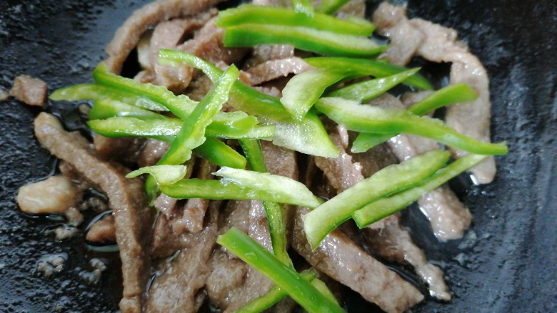 青椒炒牛肉,放入青椒