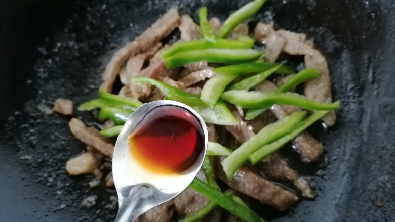 青椒炒牛肉,加入一勺<a style='color:red;display:inline-block;' href='/shicai/ 788'>生抽</a>提鲜