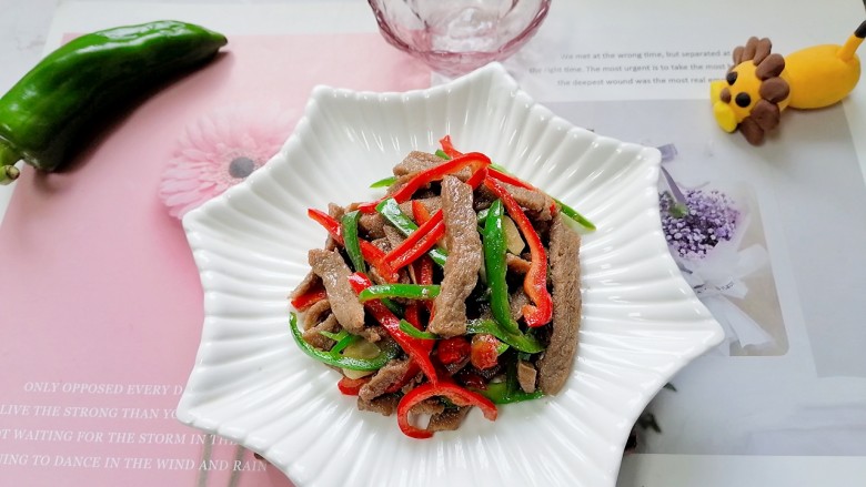 青椒炒牛肉,拍上成品图,一道美味又营养的青椒炒牛肉就完成了。