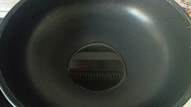腊肠炒蛋,炒锅中加入适量花生油烧热