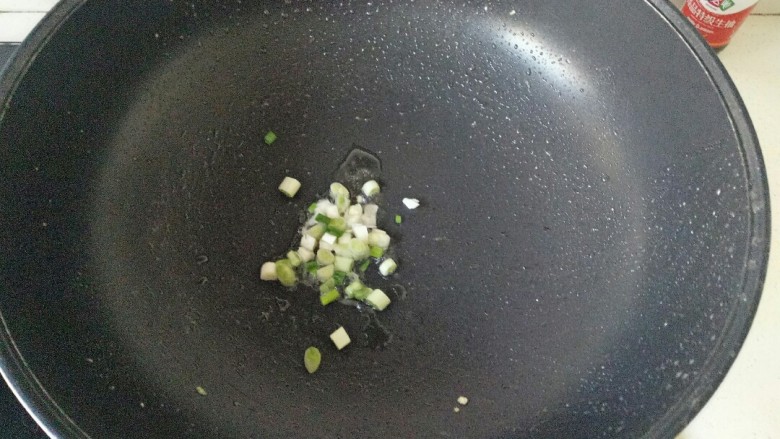 腊肠炒蛋,炒锅中加入少许花生油烧热,放入葱煸炒出香味