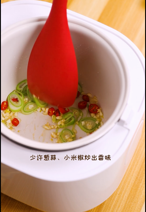 酸汤肥牛,锅底少许油,少许<a style='color:red;display:inline-block;' href='/shicai/ 3735'>葱蒜</a>、小米椒炒出香味