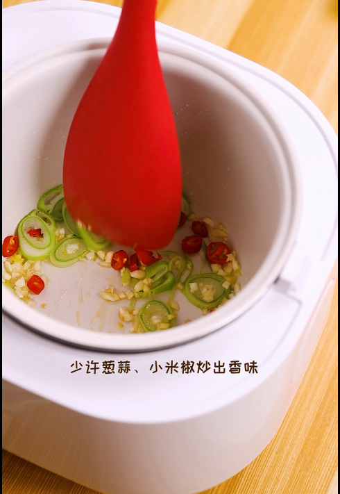 酸汤肥牛,锅底少许油，少许<a style='color:red;display:inline-block;' href='/shicai/ 3735'>葱蒜</a>、小米椒炒出香味