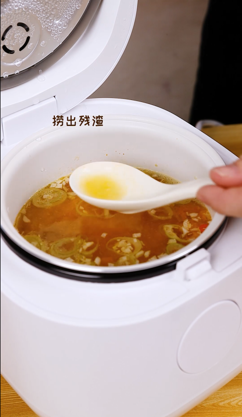 酸汤肥牛,加入清水和南瓜泥煮沸,捞出残渣