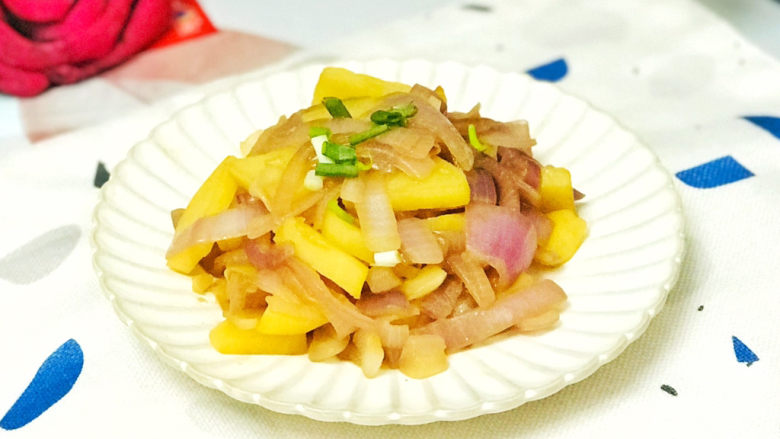 洋葱炒土豆片,普普通通的家常菜,却是最美味的食物