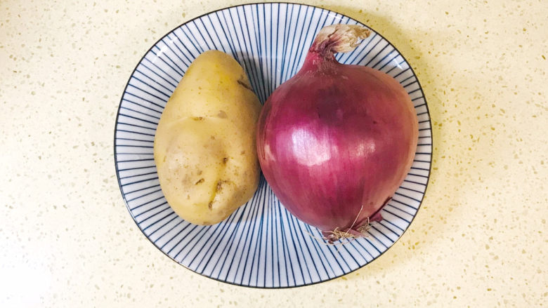 洋葱炒土豆片,准备好食材