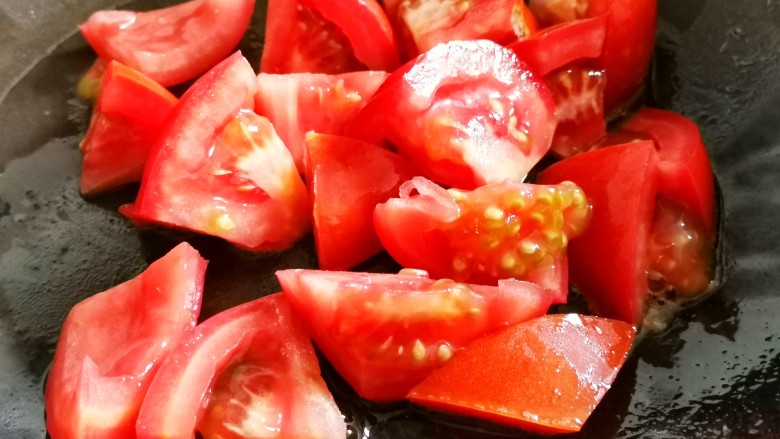 西红柿豆腐汤,锅中加少许油,加入番茄,