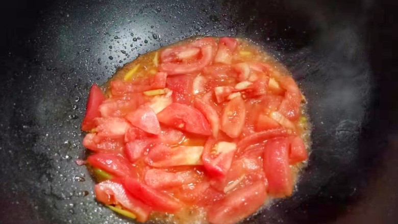西红柿豆腐汤,翻炒出汁,