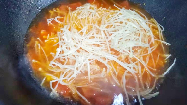 西红柿豆腐汤,放入金针菇,