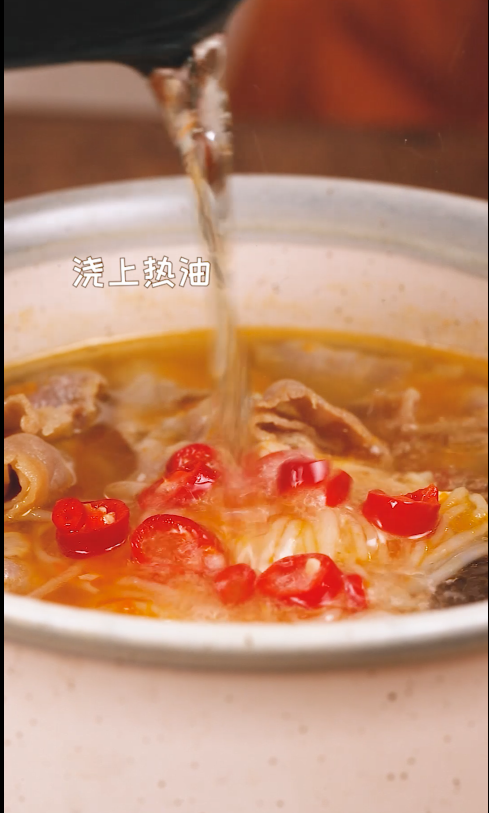 酸汤肥牛,撒上小米辣,再浇上热油,超治愈的金汤肥牛就完成啦~