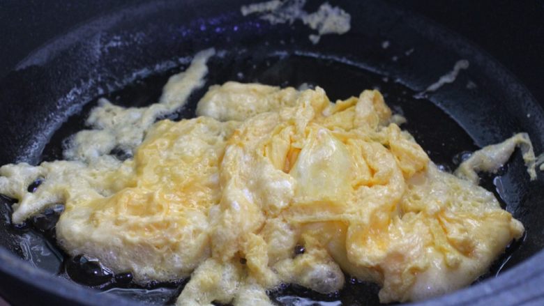 绿豆芽炒韭菜,锅中放食用油烧热,倒入蛋液煎至定型炒成小块盛出。