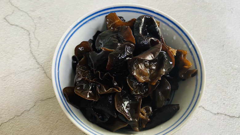 木耳炒肉丝,<a style='color:red;display:inline-block;' href='/shicai/ 118178'>干黑木耳</a>提前泡发,去蒂洗净