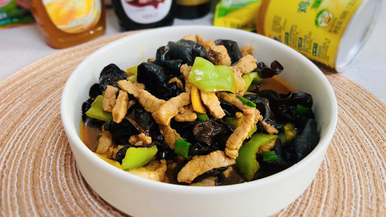 木耳炒肉丝,木耳炒肉丝,肉丝嫩滑,超级下饭!