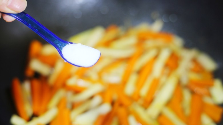 胡萝卜炒杏鲍菇,加一勺盐,