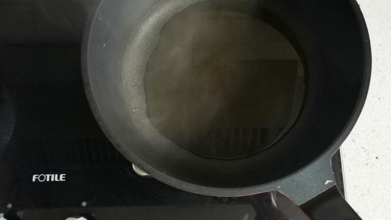 胡萝卜炒杏鲍菇,锅中热油,