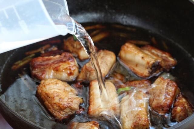 胡萝卜炖排骨,加入适量清水没过锅中食材,大火煮沸后改中小火炖煮30-40分钟。