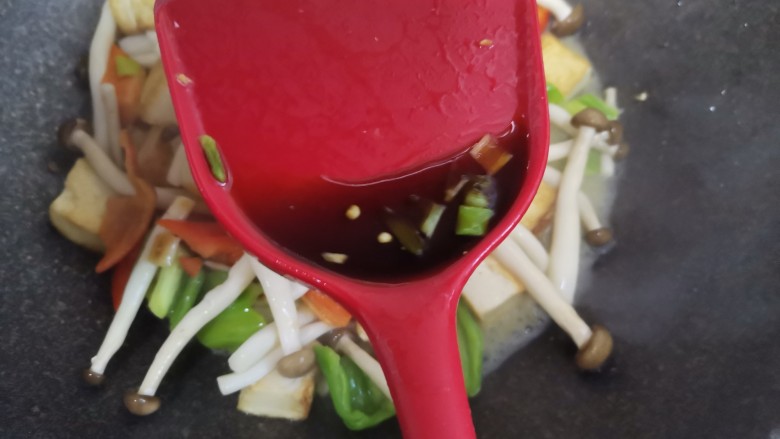三鲜豆腐,加入一勺<a style='color:red;display:inline-block;' href='/shicai/ 788'>生抽</a>,淋入少许水炖2分钟,使豆腐入味