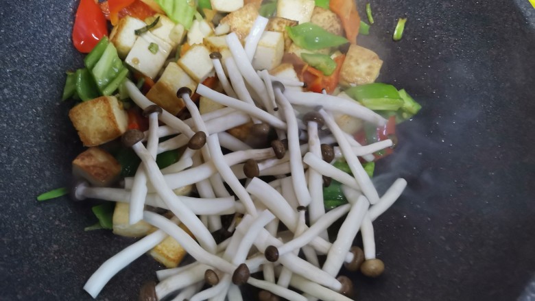 三鲜豆腐,下入青红椒,蟹味菇,豆腐翻炒片刻