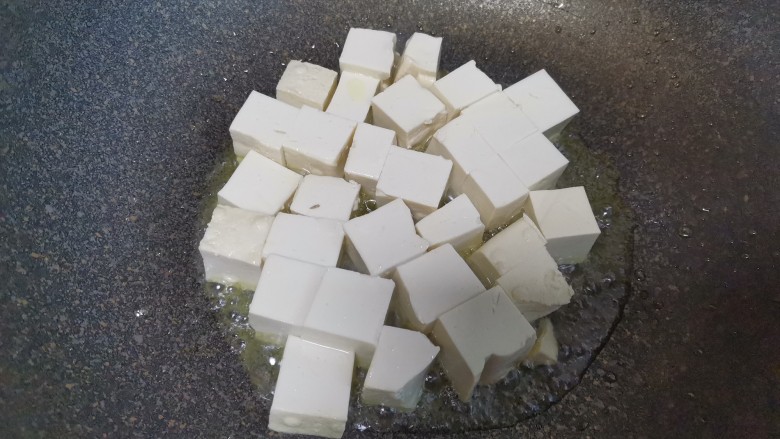 三鲜豆腐,锅里加入适量的油,下入豆腐小火煎