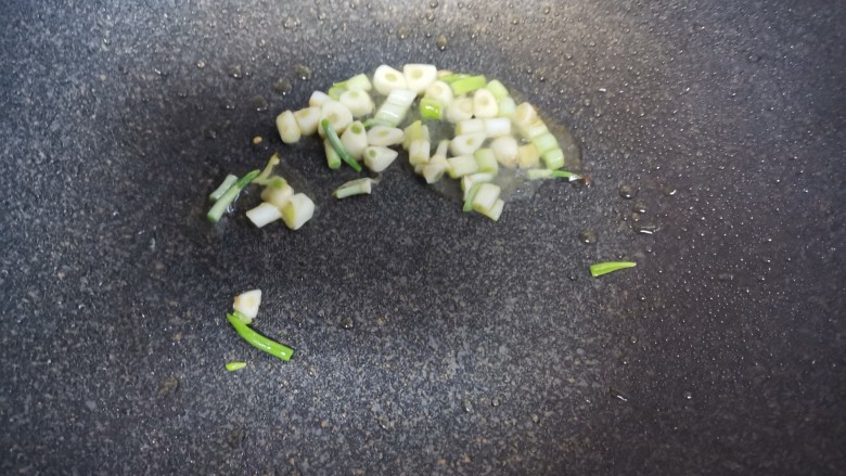 三鲜豆腐,锅里留底油,下入葱蒜爆香
