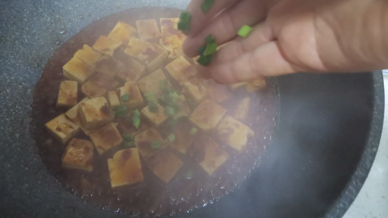 香辣下饭~麻婆豆腐,最后加入葱花即可出锅