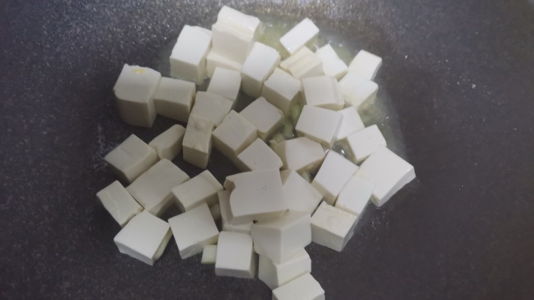 香辣下饭~麻婆豆腐,下入豆腐翻炒几下