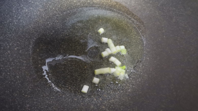 香辣下饭~麻婆豆腐,下入葱白炒香