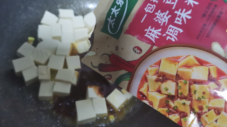 香辣下饭~麻婆豆腐,倒入麻婆豆腐调料翻炒均匀