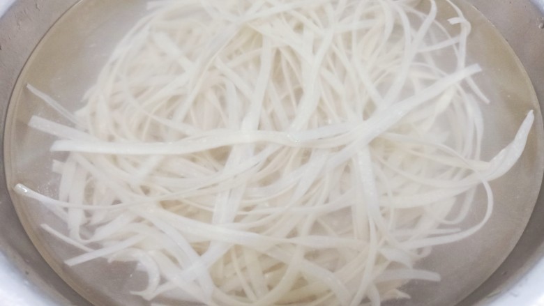 白菜炖粉条 、豆腐 、腐竹,<a style='color:red;display:inline-block;' href='/shicai/ 9017'>红薯粉条</a>提前泡软