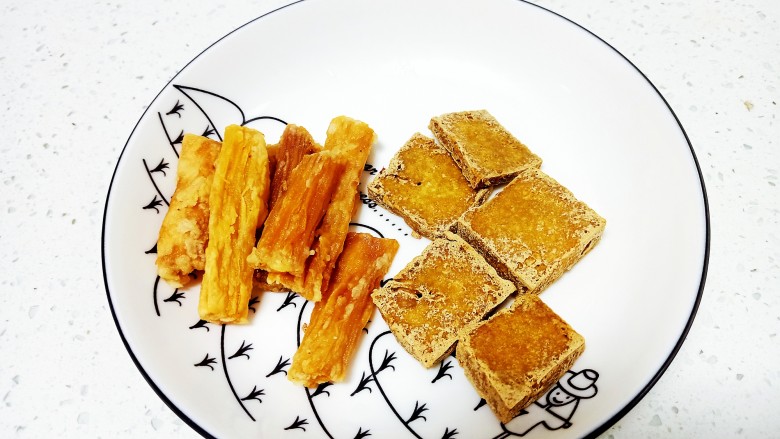 白菜炖粉条 、豆腐 、腐竹,<a style='color:red;display:inline-block;' href='/shicai/ 16239'>炸腐竹</a>和炸豆腐块准备好