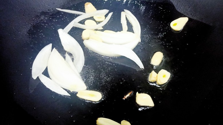 白菜炖粉条 、豆腐 、腐竹,锅中放入少量油,油热后放入洋葱和蒜片炒香