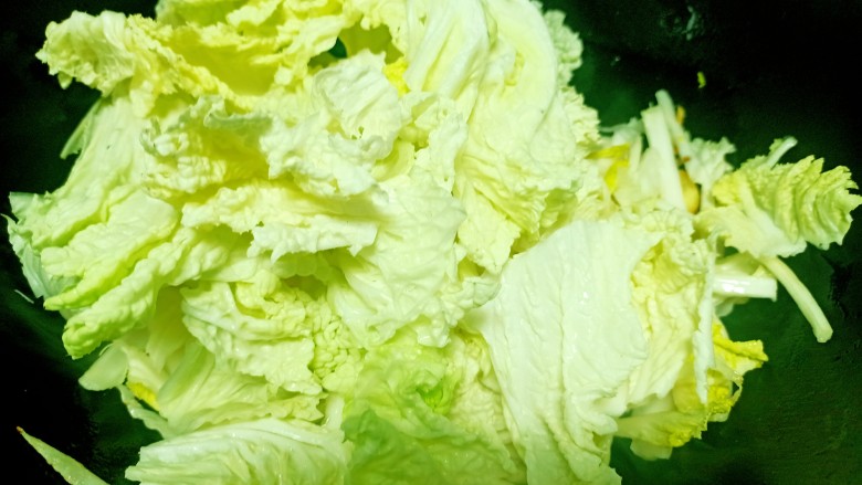 白菜炖粉条 、豆腐 、腐竹,翻炒均匀, 放入白菜叶