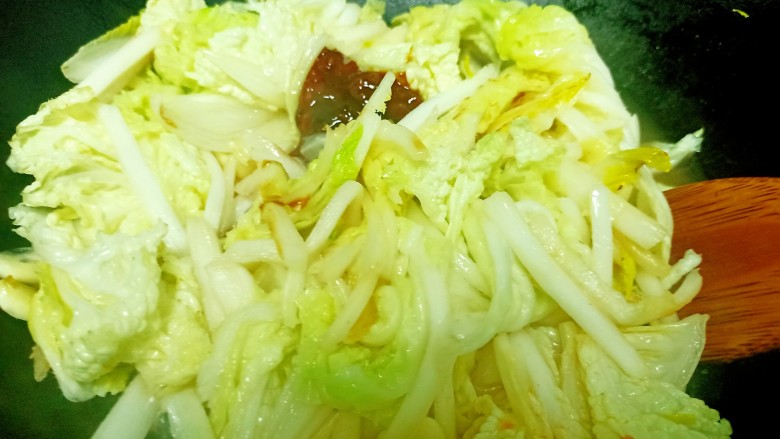 白菜炖粉条 、豆腐 、腐竹,炒至白菜变软放入<a style='color:red;display:inline-block;' href='/shicai/ 4510'>黄豆酱</a>