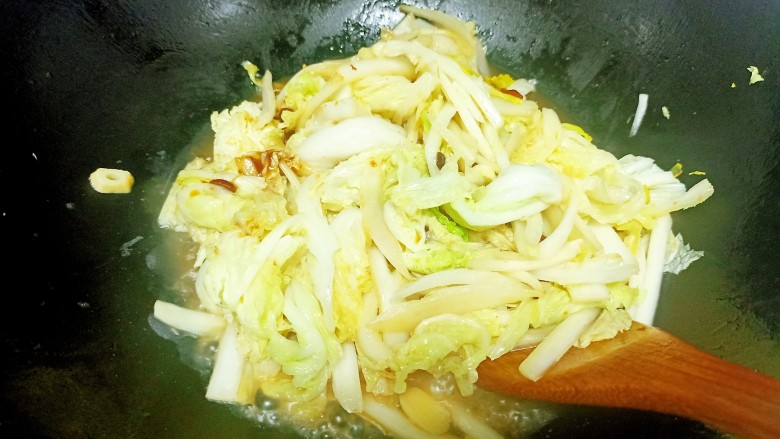 白菜炖粉条 、豆腐 、腐竹,翻炒均匀