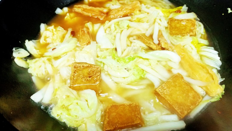 白菜炖粉条 、豆腐 、腐竹,放入豆腐和腐竹 ,加入没过白菜的开水