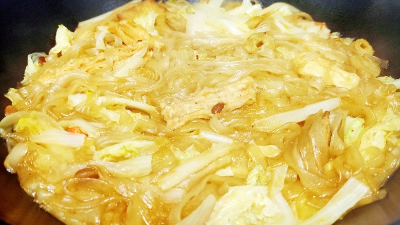 白菜炖粉条 、豆腐 、腐竹,中火焖炒六分钟