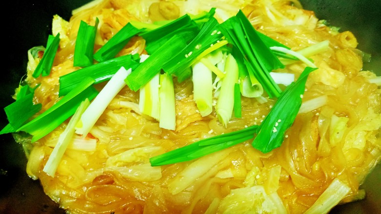 白菜炖粉条 、豆腐 、腐竹,翻炒均匀 ,加入蒜苗和<a style='color:red;display:inline-block;' href='/shicai/ 756'>鸡精</a>