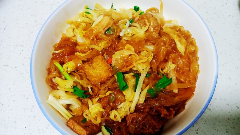 白菜炖粉条 、豆腐 、腐竹,盛入碗中