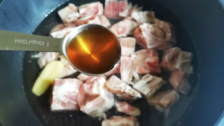 胡萝卜炖排骨,加一勺料酒煮出浮沫,