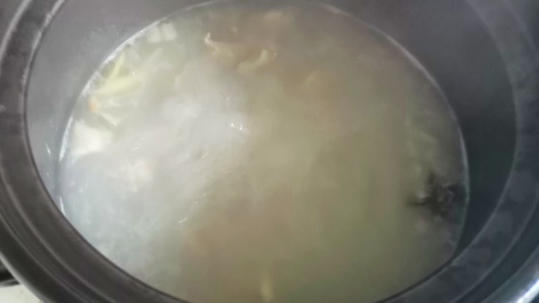 胡萝卜炖排骨,倒入砂锅中,