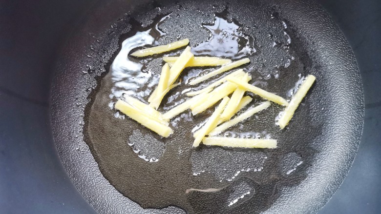 胡萝卜炖排骨,锅中加少许油,放入姜丝炒香,