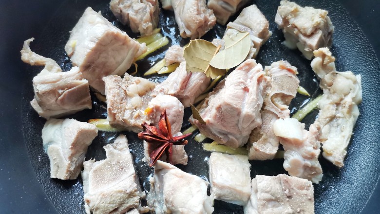 胡萝卜炖排骨,加入排骨,八角桂皮,